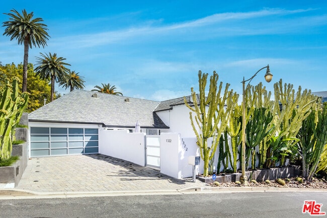 1322 Londonderry Pl in Los Angeles, CA - Building Photo - Building Photo