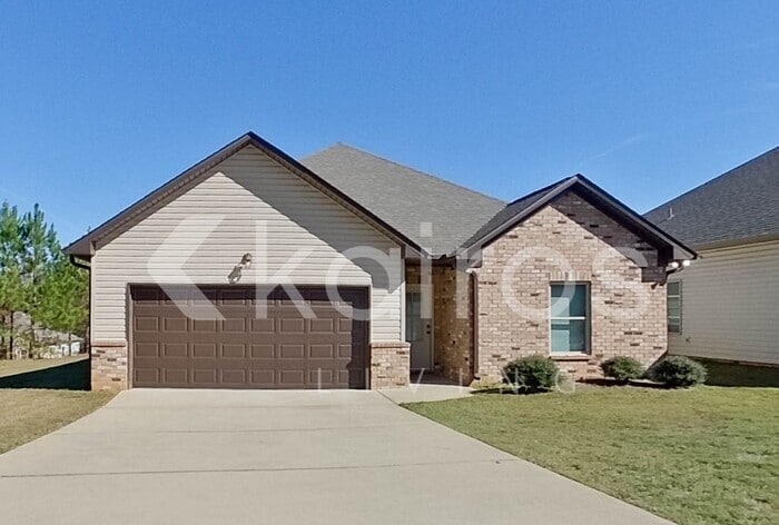 7079 Shadesbrook Dr in Tuscaloosa, AL - Foto de edificio