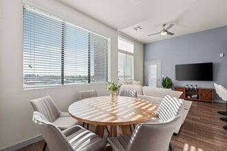 711 W Broadway Rd in Tempe, AZ - Foto de edificio - Building Photo