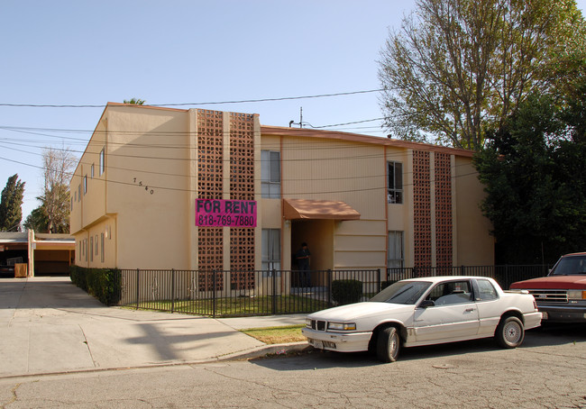 7540 Canby Ave in Reseda, CA - Foto de edificio - Building Photo