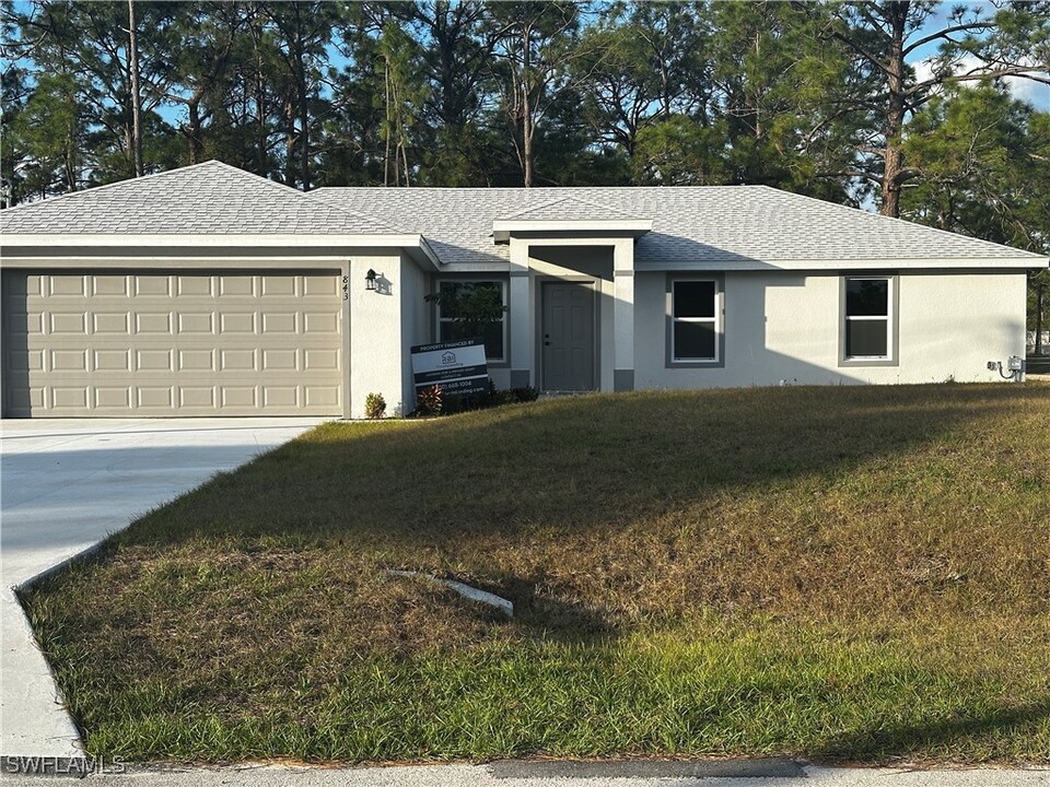 843 Campbell St E in Lehigh Acres, FL - Building Photo