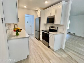 175 Amberly Dr in Englishtown, NJ - Building Photo - Building Photo