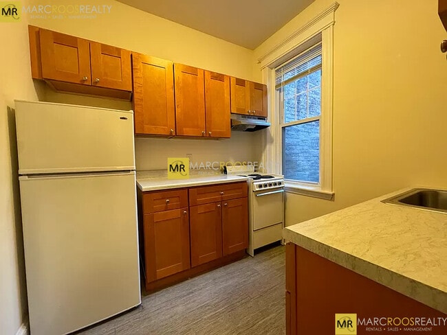 27 Park Dr in Boston, MA - Foto de edificio - Building Photo