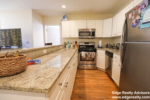 55 Thatcher St, Unit 4 in Brookline, MA - Building Photo