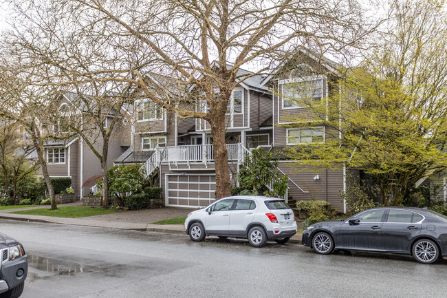 219 8th St E in North Vancouver, BC - Building Photo - Building Photo