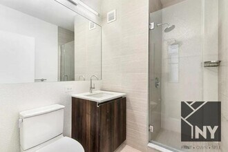 15 Park Pl in New York, NY - Building Photo - Building Photo