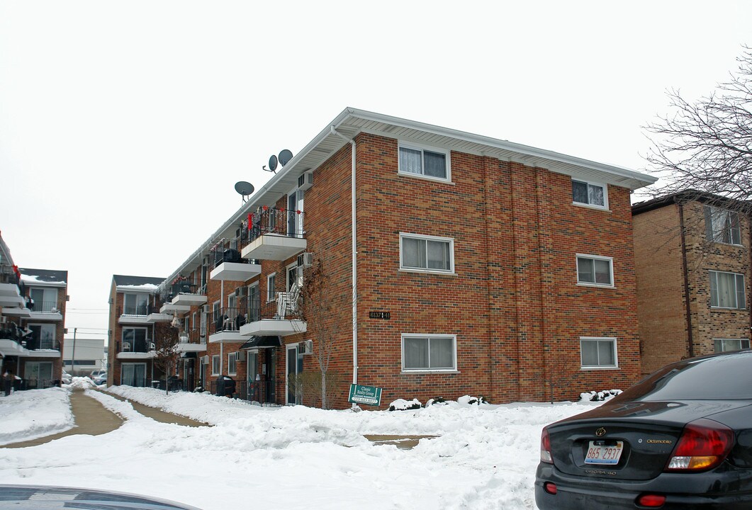 Clearing Court Condominiums in Chicago, IL - Foto de edificio