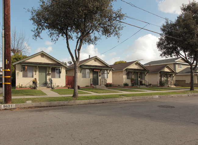 9621--9627 Laurel St in Bellflower, CA - Foto de edificio - Building Photo