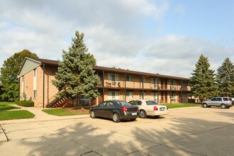 Emerald Apartments in Madison Heights, MI - Foto de edificio - Building Photo