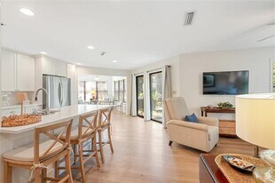 307 Harbour Oaks Dr in St. Simons Island, GA - Building Photo