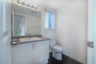 21 D Lookout Dr in Bowmanville, ON - Building Photo - Building Photo