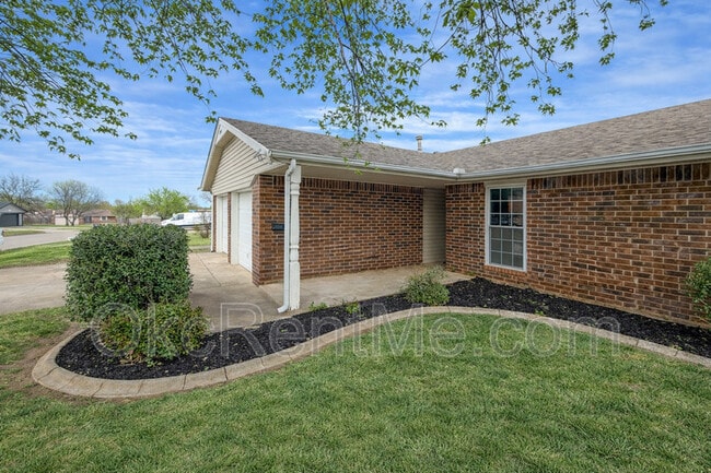 1104 Spruce Dr in Moore, OK - Building Photo - Building Photo