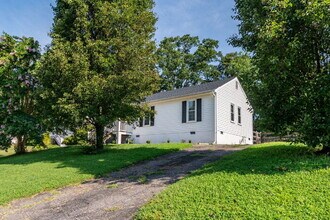 2520 Hickory Knoll Ln in Richmond, VA - Building Photo - Building Photo