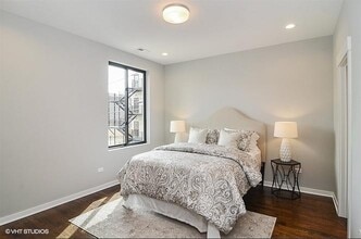 2420 W Fillmore St, Unit 2 in Chicago, IL - Building Photo - Building Photo