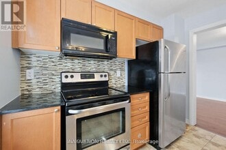 613 Foxlight Cir in Ottawa, ON - Building Photo - Building Photo