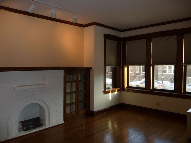 2318 W Diversey Ave, Unit 2nd Floor in Chicago, IL - Building Photo - Building Photo