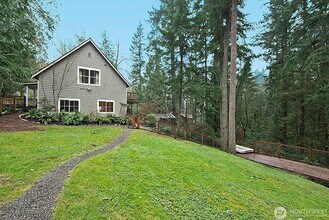 8147 Hansen Rd NE in Bainbridge Island, WA - Building Photo - Building Photo