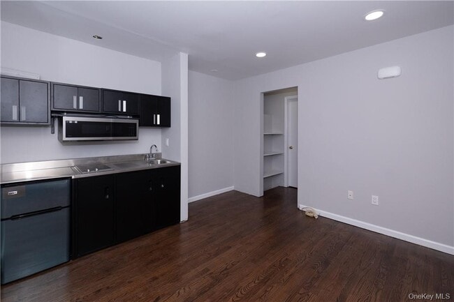 142 E Sunnyside Ln in Irvington, NY - Building Photo - Building Photo