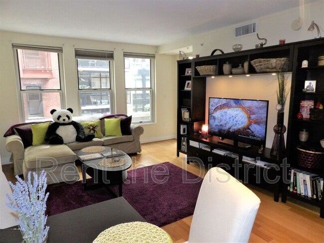 915 E St NW in Washington, DC - Building Photo - Building Photo