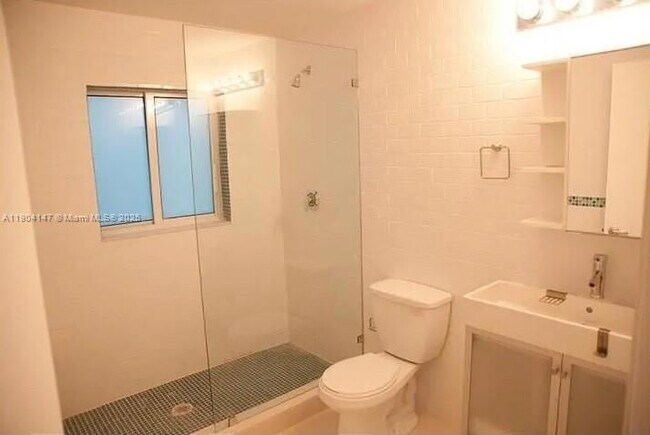 6891 Bay Dr, Unit 204 in Miami Beach, FL - Foto de edificio - Building Photo