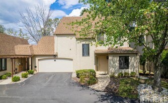 31 Gate House Ln in Edison, NJ - Building Photo