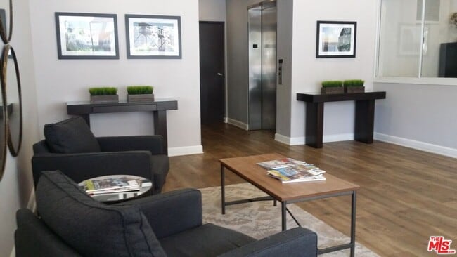 1325 N Sierra Bonita Ave in West Hollywood, CA - Building Photo - Building Photo