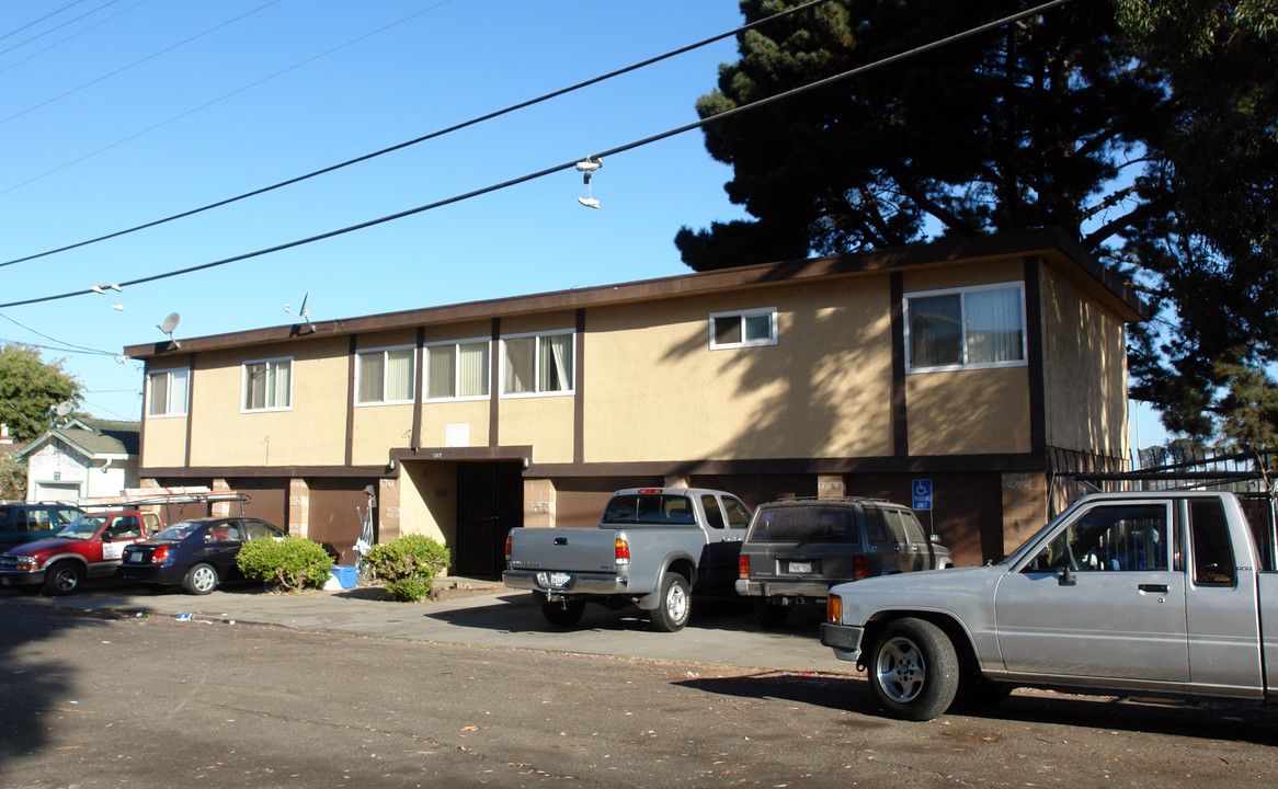 1317 Roosevelt Ave in Richmond, CA - Foto de edificio