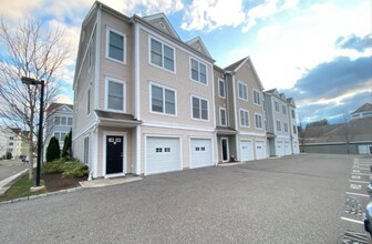 214 Copper Square Dr, Unit 214 in Bethel, CT - Building Photo - Building Photo