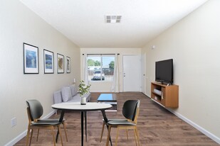 526 Greystone Ln, Unit 4 in Hemet, CA - Building Photo