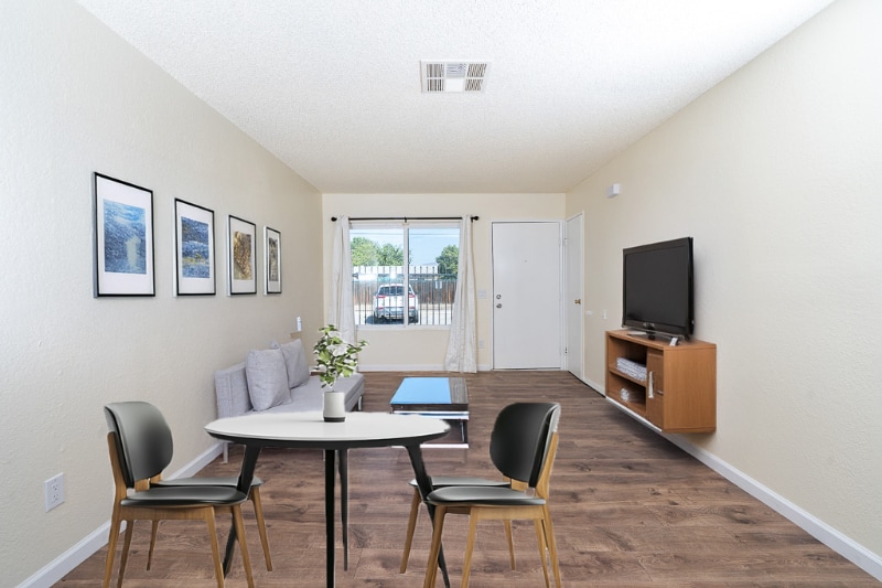 526 Greystone Ln, Unit 4 in Hemet, CA - Foto de edificio