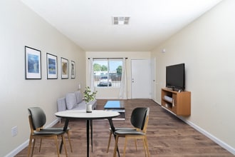 526 Greystone Ln in Hemet, CA - Foto de edificio - Building Photo