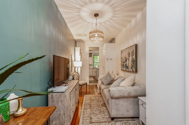38 W Hamilton Pl in Jersey City, NJ - Building Photo - Building Photo