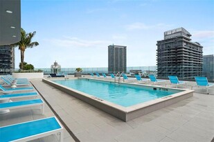 45 SW 9th St, Unit 1403 in Miami, FL - Foto de edificio - Building Photo