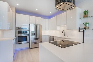 3310 Timmons Ln in Houston, TX - Building Photo - Building Photo