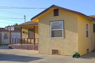 11110 Dodson St in South El Monte, CA - Foto de edificio - Building Photo