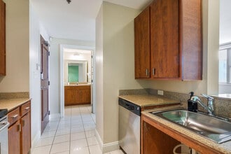 925 Common St in New Orleans, LA - Foto de edificio - Building Photo