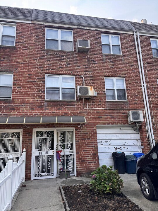 89-06 70th Rd in Queens, NY - Building Photo