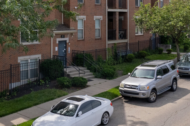 The Courtyard at E. University Condominiums in Cincinnati, OH - Foto de edificio - Building Photo