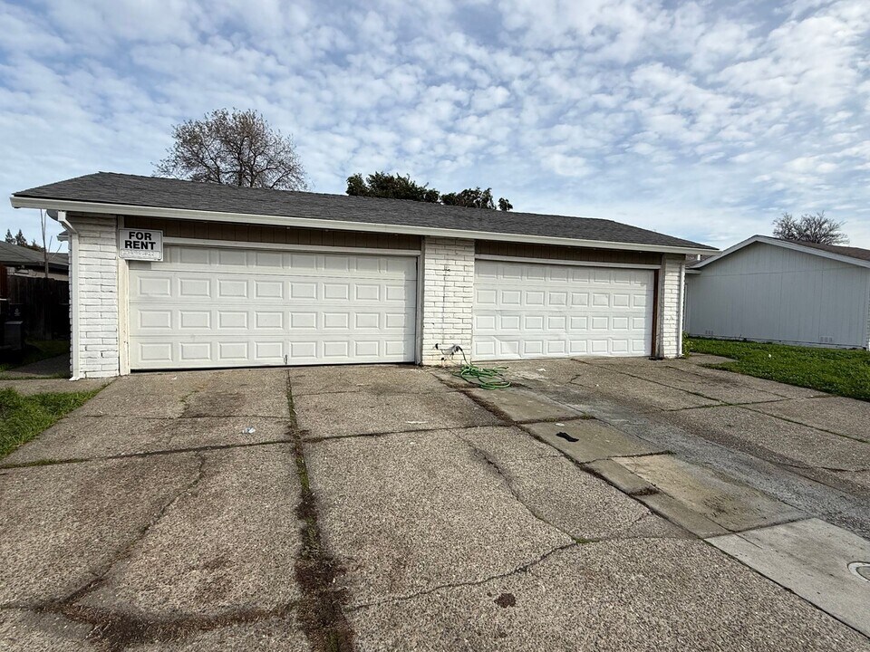 7218 Kelley Dr in Stockton, CA - Building Photo