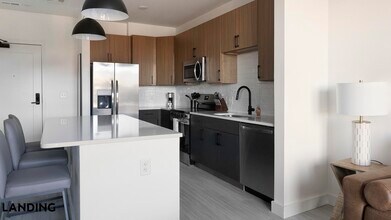 1007 S Mint St, Unit 712 in Charlotte, NC - Building Photo - Building Photo