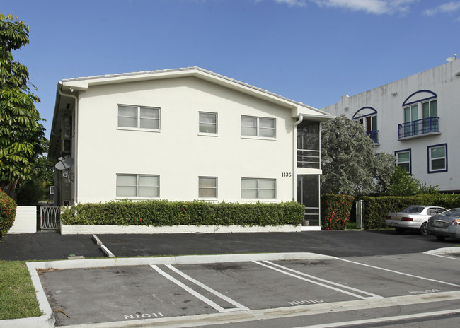 1135 101st St in Miami Beach, FL - Foto de edificio - Building Photo