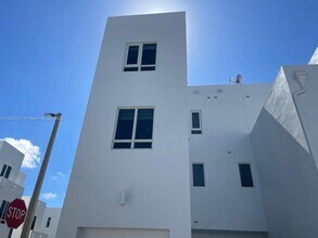 6415 NW 102nd Path in Doral, FL - Building Photo - Building Photo
