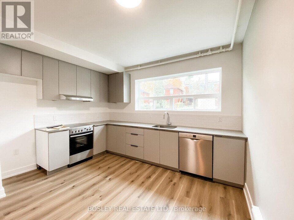 14 Wadsworth Blvd in Toronto, ON - Building Photo