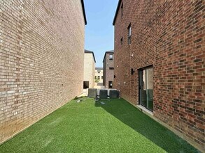 210 Veracruz Dr in Laredo, TX - Building Photo - Building Photo