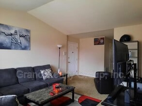 1075 N Village Dr in Round Lake Beach, IL - Building Photo - Building Photo