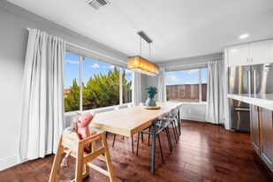 5842 Soledad Mountain Rd in San Diego, CA - Building Photo