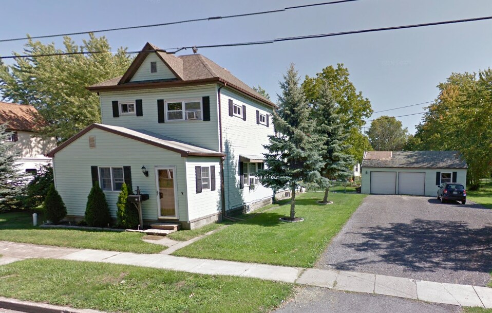 16 Highland Place in Lancaster, NY - Building Photo