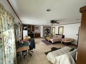 2156 NW 4th Pl, Unit Attached Studio Apt in Gainesville, FL - Foto de edificio - Building Photo