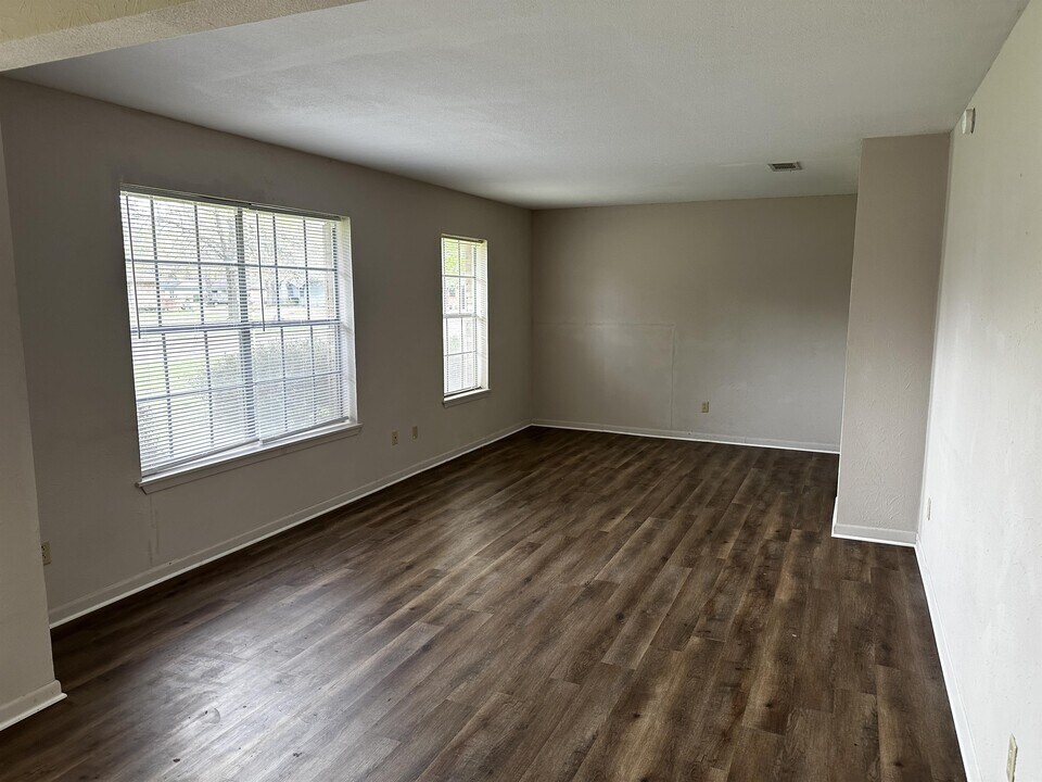 128 Royal Ln in Commerce, TX - Building Photo