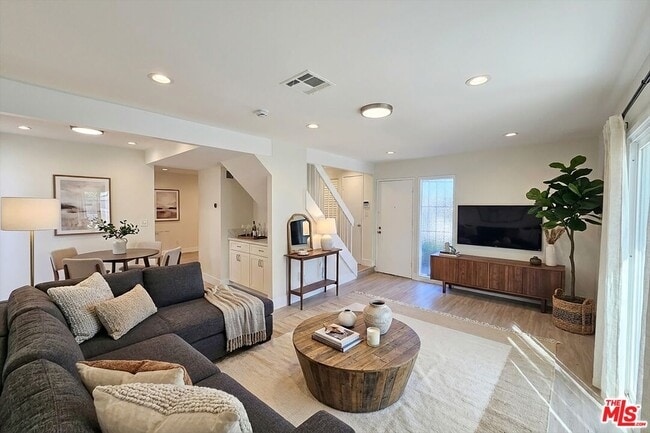 126 Casuda Canyon Dr in Monterey Park, CA - Foto de edificio - Building Photo